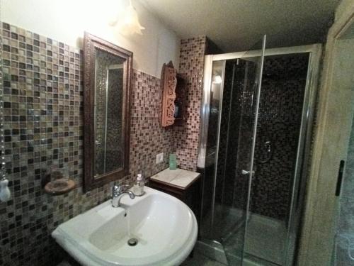 Bathroom, Chris Home in Pastena