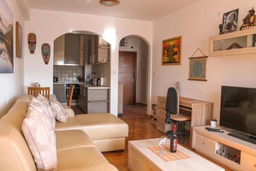 One bedroom apartament with sea view and private parking