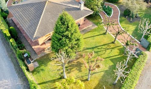 Casa con piscina y gran jardin