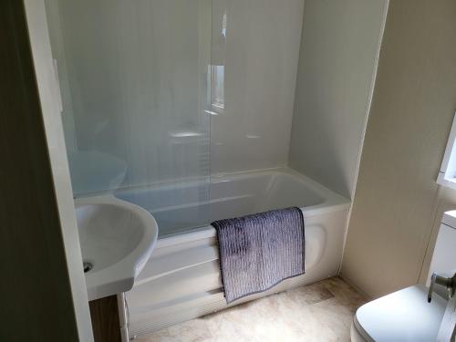 2BR-Sleeps6-Fireplace-Parking-Patio-Seaside 2BR-Sleeps6-Fireplace-Parking-Patio-Seaside