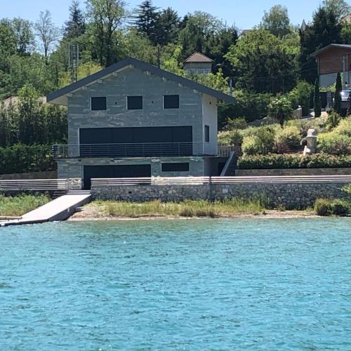 Villa pieds dans l eau lac du Bourget gîte à louer Ruffieux