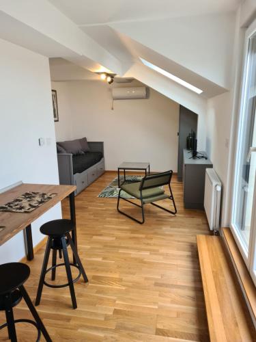 One-Bedroom Apartment image 3