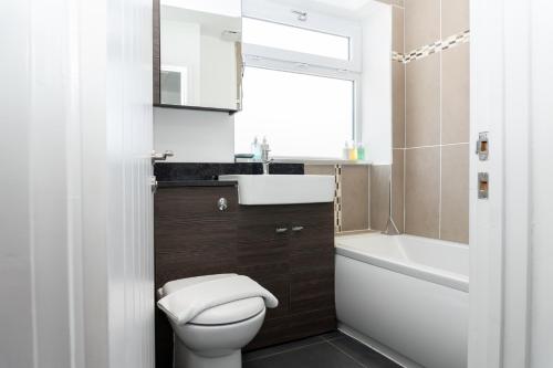 Inspiration by Olauda SA - 3 Bed House with Free Parking, Swindon (foto 5)
