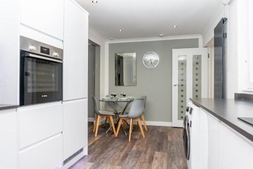 Inspiration by Olauda SA - 3 Bed House with Free Parking, Swindon (foto 6)
