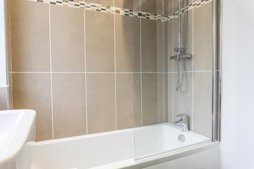 Inspiration by Olauda SA - 3 Bed House with Free Parking, Swindon (foto 9)