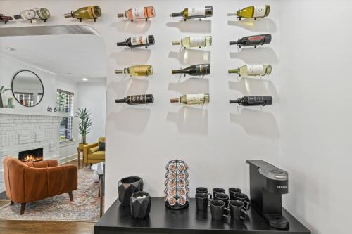 SUN LIT BUNGALOW with GOOD VIBES AND LOTS OF WINE - DesignedByDom in Atlanta, USA