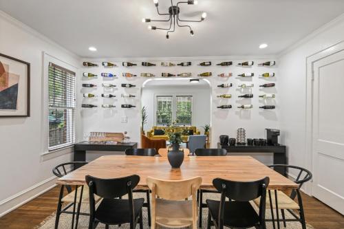 SUN LIT BUNGALOW with GOOD VIBES AND LOTS OF WINE - DesignedByDom in Atlanta, USA