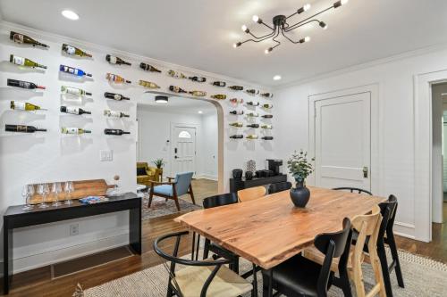 SUN LIT BUNGALOW with GOOD VIBES AND LOTS OF WINE - DesignedByDom in Atlanta, USA