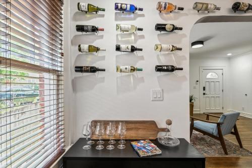 SUN LIT BUNGALOW with GOOD VIBES AND LOTS OF WINE - DesignedByDom in Atlanta, USA
