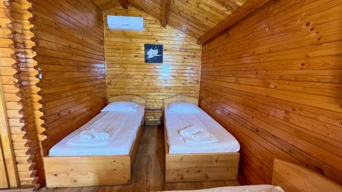 La Căsuțe La Căsuțe