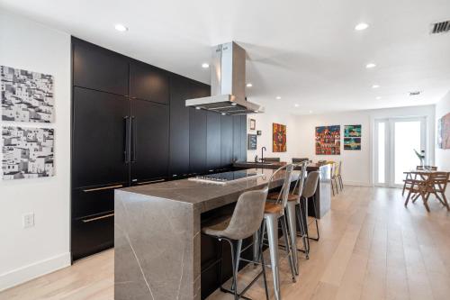 Midtown Main House Guest House, Sleeps 12 in Miami, USA