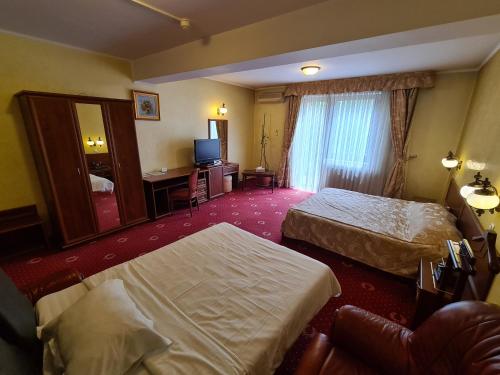 1 queen bed, 1 sofa bed