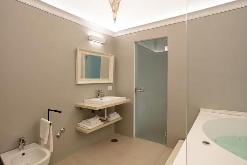 Suite with Hot Tub image 6