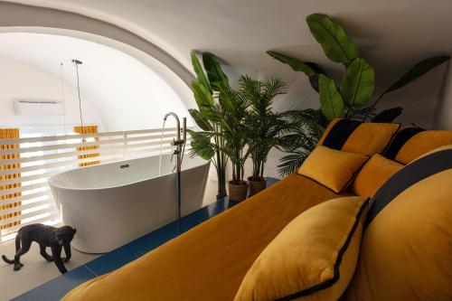 Economy Triple Room image 10