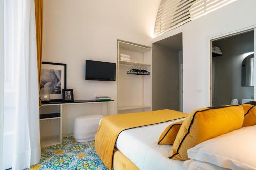 Economy Triple Room image 7