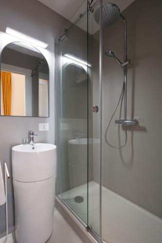 Economy Triple Room image 4