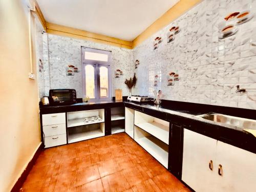 Dapur, Apartemen 4000 m² dengan 6 kamar tidur dan 6 kamar mandi pribadi di Chandraloke (Kalimpong Sunrise-Inn Homestay) in Kalimpong