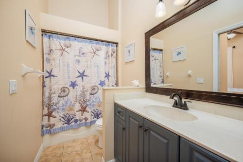 Splashing Dolphins 3 Bedrooms Private Pool Pet Friendly WiFi Sleeps 9 - image 2