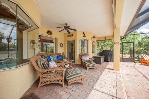 Splashing Dolphins 3 Bedrooms Private Pool Pet Friendly WiFi Sleeps 9 - image 6