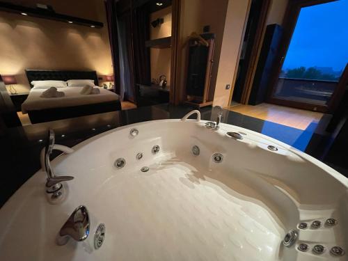 Hot tub, Attico con vista spettacolare e Jacuzzi in San Donato
