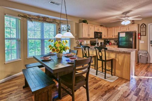 High N Dry-Quiet River Access Neighborhood, 1 Mile to Parkway, 5 Miles to Dollywood! in Pigeon Forge, USA