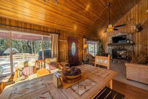 Enjoy the Creek Surrounded by High Mountain Peaks - Creekside Mountain Cabin