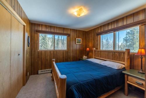 Enjoy the Creek Surrounded by High Mountain Peaks - Creekside Mountain Cabin