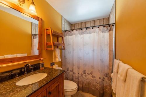 Enjoy the Creek Surrounded by High Mountain Peaks - Creekside Mountain Cabin Enjoy the Creek Surrounded by High Mountain Peaks - Creekside Mountain Cabin