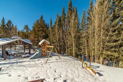 Enjoy the Creek Surrounded by High Mountain Peaks - Creekside Mountain Cabin