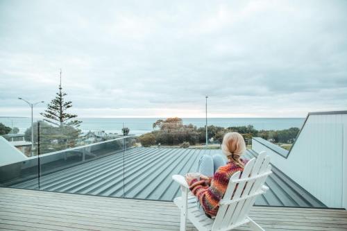 Joy Apartment 3, Lorne