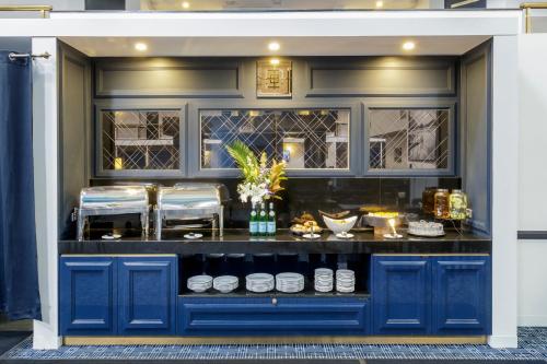 Food and beverages, Ramada by Wyndham Diplomat Canberra in Canberra