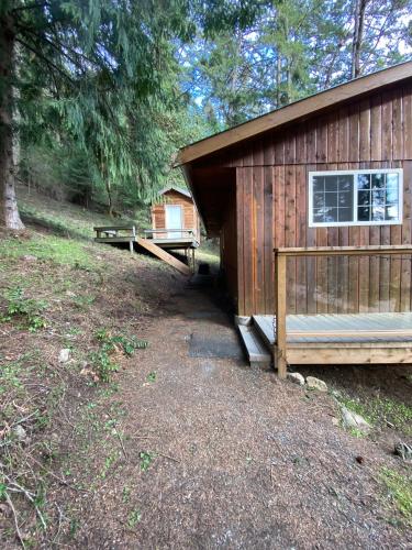 Cozy 2 bedroom cabin next to trails and beaches. in Pender Island, Canada
