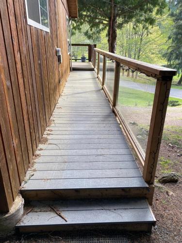 Cozy 2 bedroom cabin next to trails and beaches. in Pender Island, Canada