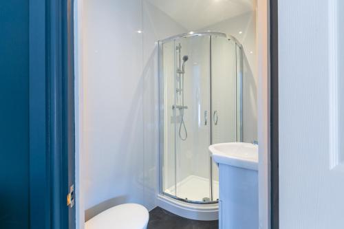 Contractor & Leisure & En-Suite Bathrooms & Free Parking