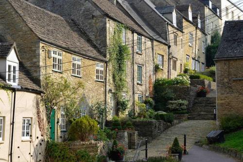 Stylish one bedroom Cotswold Coach House Tetbury in Tetbury