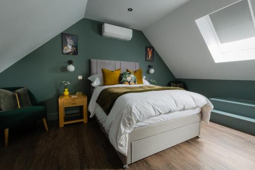 Stylish one bedroom Cotswold Coach House Tetbury in Tetbury