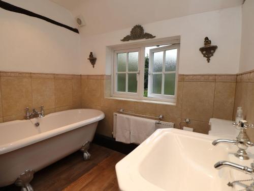 Koupelna, Shepherd Cottages luxury self catering in heart of Kent in Lenham