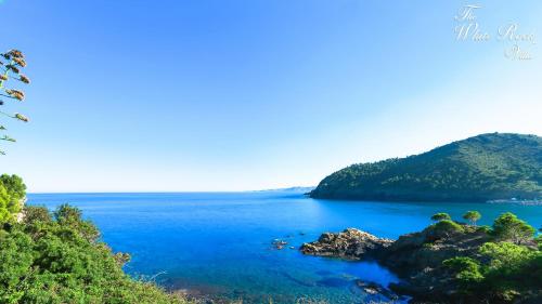 White rock villa with breathtaking views and pool gîte à louer Puig del Mas