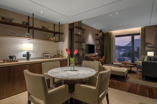 keuken, Radisson Blu Hotel & Spa, Nashik in Pathardi Phata