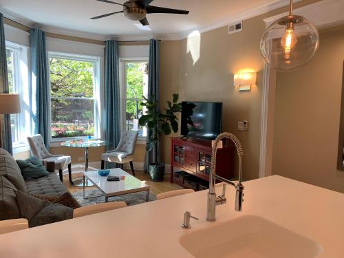 Skupni salon/TV območje, 1F Cozy Home in Little Italy near Downtown West Loop United Center in University Village