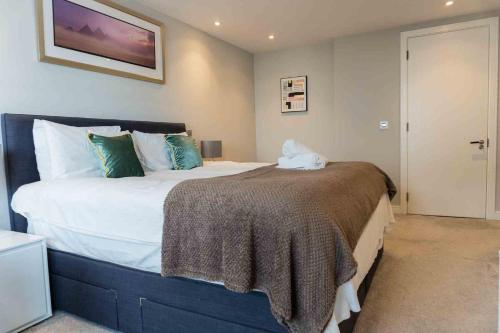 Gunwharf Quays Apartments - image 8