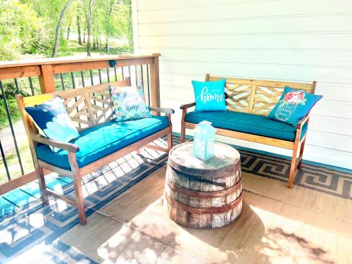 Getaway Oasis w/Huge Deck + pool/spa - lake conroe in Willis, USA