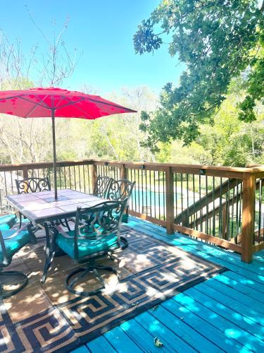 Getaway Oasis w/Huge Deck + pool/spa - lake conroe in Willis, USA