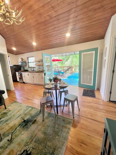 Getaway Oasis w/Huge Deck + pool/spa - lake conroe in Willis, USA