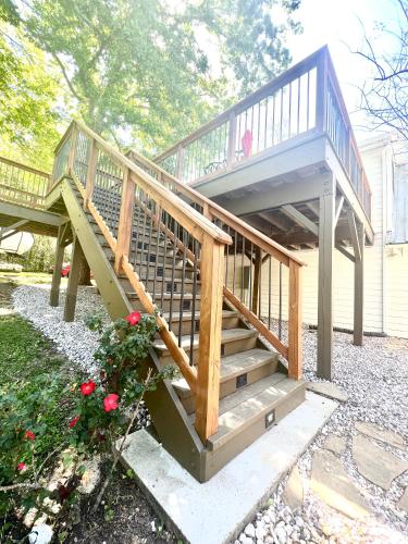 Getaway Oasis w/Huge Deck + pool/spa - lake conroe in Willis, USA