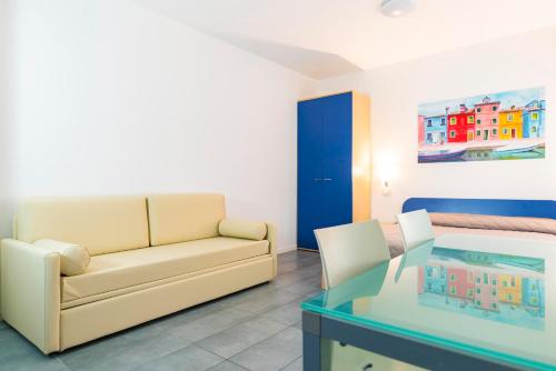 Studio with Sofa Bed image 10