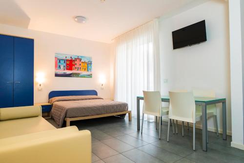 Studio with Sofa Bed image 9