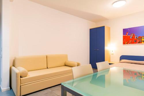 Studio with Sofa Bed image 7
