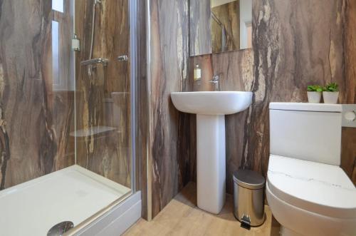 Bathroom, The Birchover Residences Trent Bridge in Trent Bridge