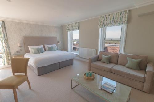 Superior Double or Twin Room with Inland View image 4